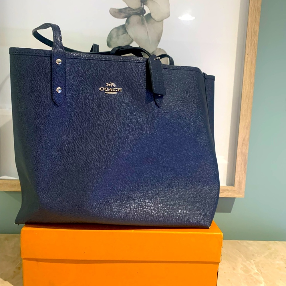 Large coach bag with attached pouch